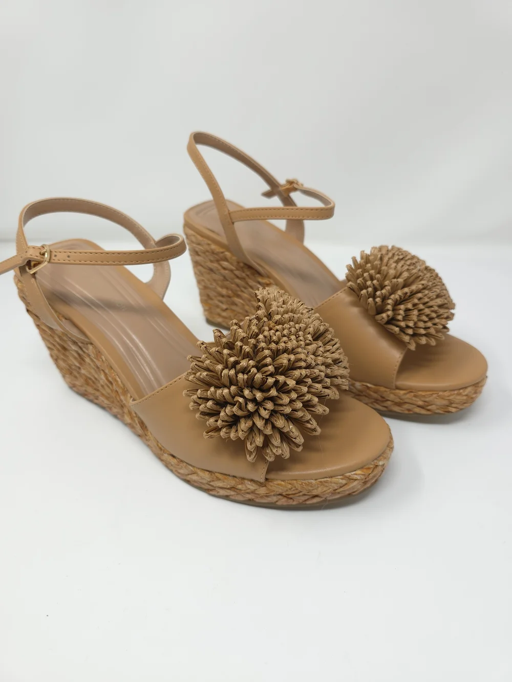 ✨ NIB BCBGeneration ERIKA Raffia Flower Wedge Sandals ✨ (10)